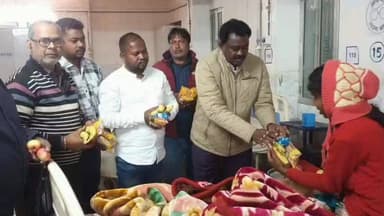 तोरपा: दिवंगत दिशुम गुरु शिबू सोरेन की जयंती पर तोरपा रेफरल अस्पताल में फल वितरण