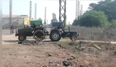 నార్సింగి: రైతులు పొలాల వద్దకు వినుత రీతిలో వాహనం తరలింపు