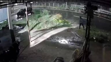 பழனி: பாலசமுத்திரம் சாலையில் வீட்டின் முன் நிறுத்தி வைக்கப்பட்டிருந்த இருசக்கர வாகனம் திருட்டு - சிசிடிவி வைரல்