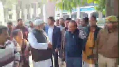 जसवंतनगर: नगर के जीजीआईसी में जिलाधिकारी शुभ्रांत शुक्ला ने मतदाता पुनरीक्षण बूथों का निरीक्षण किया, दिए सख्त निर्देश