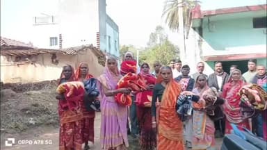 बलियापुर: कॉमरेड धनीराम महतो स्मारक समिति ने गर्म वस्त्र बांटे