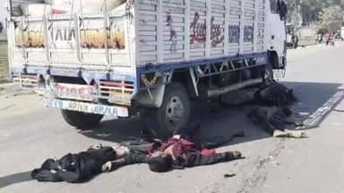 सतबरवा: खामडीह में बंगला स्कूल के पास बाइक और ट्रक की टक्कर, कार्ड बांटने निकले युवक की मौत, दो घायल