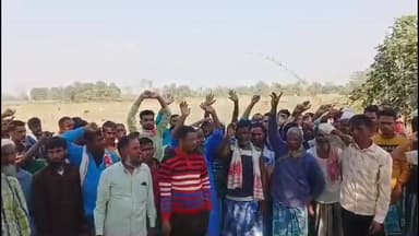 নগাঁও: জুৰীয়াৰ মানিক বজাৰ বুঢ়াচাপৰিৰ উচ্ছেদিত লোকসকলৰ প্ৰতিবাদ