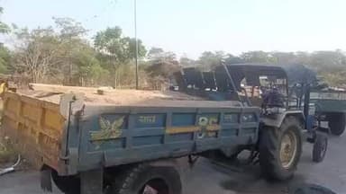 तांतनगर: तांतनगर थाना क्षेत्र में बालू का अवैध कारोबार जारी, बालू से लदे ट्रैक्टर जब्त