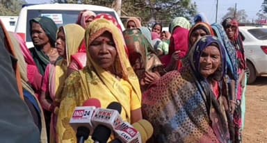 ढीमरखेड़ा: कुदवारी की महिलाएं अवैध शराब के खिलाफ सड़कों पर उतरीं, कहा- अब नशे का जुल्म नहीं सहेंगे