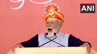 1000 साल पहले सोमनाथ को लूटने वाले आक्रमणकारियों को लगा हम जीत गए।
सोमनाथ मंदिर पर फहरा रहा भगवा ध्वज इस बात का गवाह है