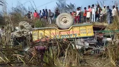 रसूलाबाद: गोपालपुर मोड़ के समीप टेंट से लदा ट्रैक्टर अनियंत्रित होकर पलटा, एक युवक घायल