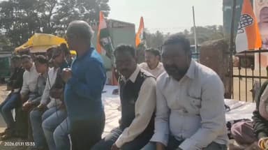 चाईबासा: मनरेगा बचाओ अभियान के तहत कांग्रेस का उपवास, गांधी प्रतिमा के नीचे मजदूरों के हक के लिए उठाई आवाज