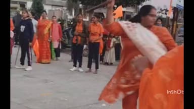 महू के समर्थ पार्क में महिलाओं और बच्चियों ने शस्त्र प्रदर्शन कर दिखाया अपना कौशल