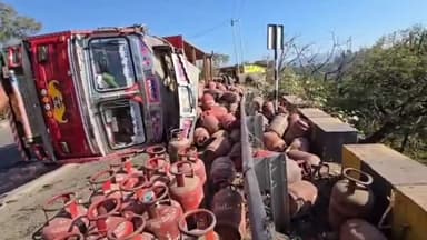 सोलन: NH-5 पर बड़ा हादसा, धरमपुर के पास सिलेंडर से भरा ट्रक पलटा, चालक गंभीर रूप से घायल