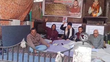 जोशियाड़ा: शहर के हनुमान चौक पर कूड़ा निस्तारण की मांग को लेकर स्थानीय लोगों का अनिश्चितकालीन धरना जारी