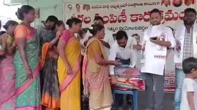 నర్సీపట్నంలో జనసేన ఆధ్వర్యంలో మహిళలకు చీరలు పంపిణీ చేసిన జనసేన పార్టీ నియోజకవర్గ ఇన్చార్జి సూర్యచంద్ర