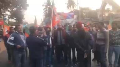 শালবনি: অধিকারীর কনভয়ে হামলার প্রতিবাদে শালবনির কাছারি রোডে ৬০ নং জাতীয় সড়ক অবরোধ করে বিক্ষোভ বিজেপির