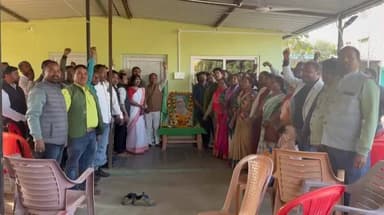 चाईबासा: मंत्री दीपक बिरुआ के आवासीय कार्यालय में मनी झारखंड आंदोलन के महानायक बाबा दिशोम गुरु स्व: शिबू सोरेन की जयंती