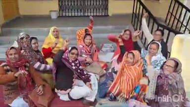 कन्नौज: सीएमओ ऑफिस के बाहर 27 दिनों से अपनी मांगों को लेकर धरना प्रदर्शन पर डटी आशा बहु, सरकारी कर्मचारी का दर्जा देने की मांग