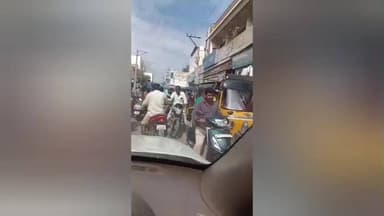 ఎమ్మిగనూరు: ఎమ్మిగనూరు లో ట్రాఫిక్ సమస్యతో ఇబ్బంది పడుతున్న వాహనదారులు, స్థానిక ప్రజలు చర్యలు తీసుకోవాలని వాపోతున్నారు..