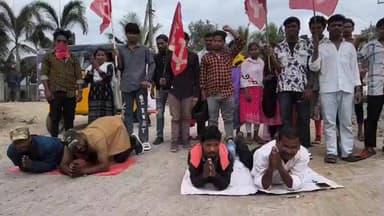 భోగాపురం వద్ద భీమునిపట్నం నుండి నర్సీపట్నం వెళ్లే రహదారి బాగు చేయాలని పొర్లు దండాలు పెడుతూ సిపిఎం నిరసన