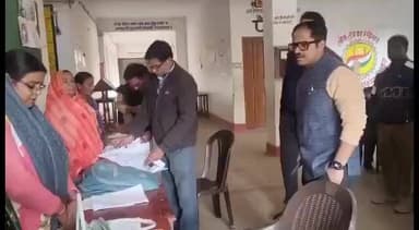 कर्वी: DM ने विधानसभा कर्वी के साथ राजकीय बालिका इंटर कॉलेज के कई भागों का निरीक्षण किया, BLO ने मतदाता सूची का वाचन किया