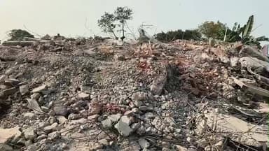 जौरा: एसडीएम शुभम शर्मा ने राजस्व टीम के साथ उरैड़ी गांव के पास एस रोड पर शासकीय भूमि से अतिक्रमण हटवाया