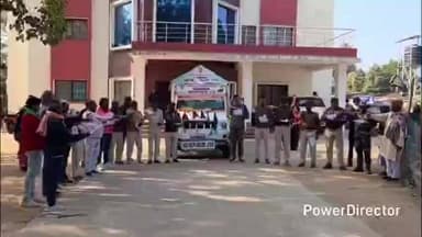 सारवां: सारवां थाना प्रभारी कौशल कुमार सिंह ने सड़क सुरक्षा जागरूकता रथ को किया रवाना, ग्रामीणों को दिलाई शपथ