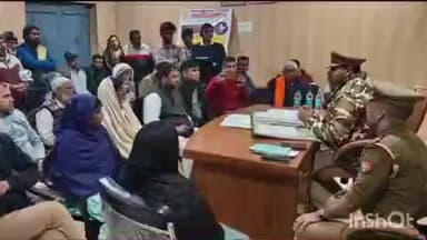 हापुड़: गांव असौड़ा में पुलिस ने साइबर फ्रॉड से बचाव के लिए ग्रामीणों के साथ बैठक आयोजित की, सभी को किया गया जागरूक