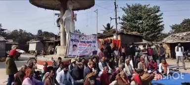 फारबिसगंज: फारबिसगंज में महात्मा गांधी की प्रतिमा स्थल पर कांग्रेस कार्यकर्ताओं ने मनरेगा बचाओ अभियान को लेकर धरना-प्रदर्शन किया