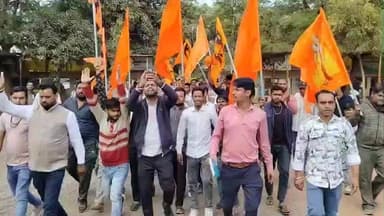 लटेरी: भगवान राम और माता सीता पर आपत्तिजनक टिप्पणी के विरोध में लटेरी में प्रदर्शन, तहसीलदार को सौंपा ज्ञापन