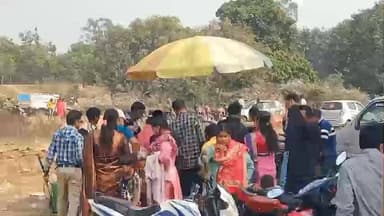 ময়ূরেশ্বর ২: বনভোজনের আমেজ নিতে নারায়ণঘাটি আম বাগানে জমায়েত হাজারো মানুষ