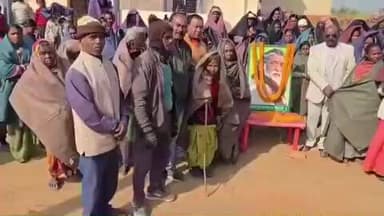 बरकागाँव: दिशुम गुरु शिबू सोरेन की 82वीं जयंती पर संजीव बेदिया ने कंबल वितरित किए