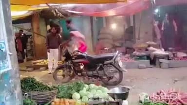 अंबाह: नगर की सब्जी मंडी में ग्राहक की बाइक में अचानक लगी आग, अफरा-तफरी मची