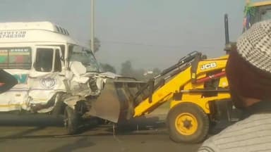 আউশগ্রাম ২: আউশগ্রামের ভেদিয়ায় জাতীয় সড়কে যাত্রীবাহী গাড়ির মুখোমুখি সংঘর্ষ, গুরুতর জখম ২ জন