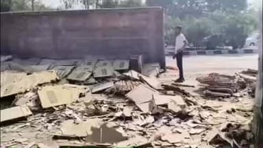 आबू रोड: आबूरोंड मावल चौकी के नजदीक अनियंत्रित होकर टाइल्स से भरा ट्रेलर पलटा, सड़क हादसे में चालक ने कूदकर बचाई अपनी जान