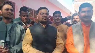 चंदौसी: नरौली नगर पंचायत में डोर टू डोर पहुंचे उमेश चंद्र दिवाकर, लोगों को किया जागरूक