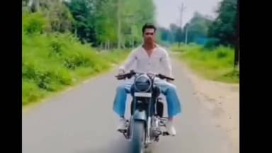 अमरोहा: रजबपुर थाना क्षेत्र में बाइक सवार ने दौड़ती बाइक से किया स्टंट, वीडियो हुआ वायरल