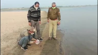 चकरनगर: भरेह संगम पहुँचकर पशुपालन टीम ने विदेशी मेहमानों के ताजे फ्रेशल सेंपल लिए, ये सेंपल बरेली प्रयोगशाला भेजे जाएंगे