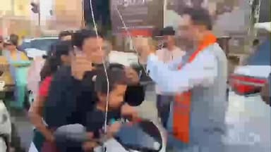 આણંદ શહેર: શહેરમા ટાઉનહોલ ચોકડી વિસ્તારમાં વાહન ચાલકોને સેફટી બેલ્ટ આપવામાં આવ્યા