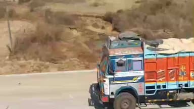 खूंटी: बनई नदी में ₹1.80 करोड़ की लागत से बने डायवर्सन से बस और ट्रक के परिचालन का वीडियो आया सामने