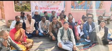 जामताड़ा: गांधी चौक पर जिला कांग्रेस कमिटि ने मनरेगा का नाम बदलने पर किया उपवास, केंद्र सरकार को घेरा