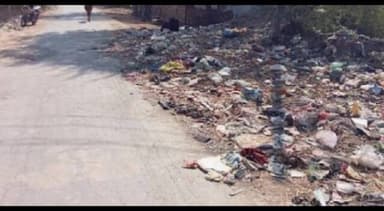 सिवनी: प्रतिबंध के बाद भी शहर में सिंगल यूज पॉलिथीन की धड़ल्ले से बिक्री, कचरे का लगा ढेर