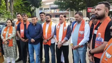 આણંદ શહેર: આણંદ સાંસદ મિતેષ પટેલ દ્વારા આજે શહેરના ટાઉનહોલ નજીક વાહનચાલકો ને ગળે સેફ્ટી સુવિધા માસ્ક નું વિતરણ કરી પર્વની ઉજવણી કરી