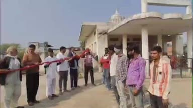 सावर: आजादी के बाद पहली बार नाडी गांव में सीसी रोड का हुआ निर्माण, ग्रामीणों ने ठेकेदार का किया स्वागत, गांव में खुशी की लहर