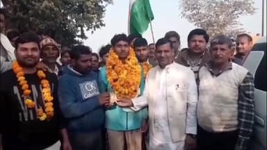 खेकड़ा: नगला कनवाड़ा के छात्र ने नेशनल स्कूल गेम्स में वॉलीबॉल में स्वर्ण पदक जीता, गांव लौटने पर हुआ भव्य स्वागत