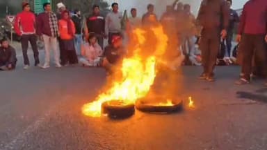 ফরিদপুর দুর্গাপুর: দুর্গাপুরের মুচিপাড়ার ১৯ নং জাতীয় সড়ক অবরোধ করে বিক্ষোভ বিজেপির, ঘটনাস্থলে পুলিশ