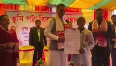 ঢেকিয়াজুলি ভাগ: ৩ নং চিতলমাৰীত ৭১ পৰিয়ালক মাটিৰ পট্টা প্ৰদান মন্ত্ৰী অশোক সিংহলৰ