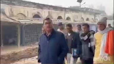 थावे: डीएम पवन कुमार सिन्हा ने थावे मंदिर परिसर में चल रहे विकास कार्य का किया निरीक्षण, विधायक सहित कई पदाधिकारी रहे मौजूद