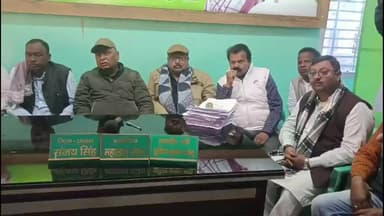 गिरिडीह: JMM के पदाधिकारियों और कार्यकर्ताओं ने बस स्टैंड स्थित जिला कार्यालय में दिशोम गुरु शिबू सोरेन की जयंती मनाई