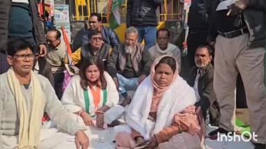 पाकुड़: मनरेगा बचाओ संग्राम के तहत कांग्रेसी गांधी चौक पर उपवास पर बैठे