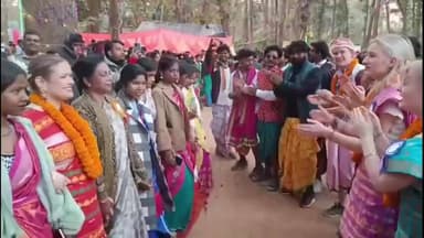 दुमका: विधायक लुईस मरांडी और विदेशी मेहमान LIC कॉलोनी स्थित सारजोम बेड़ा क्लब में आयोजित सोहराय में शामिल हुए