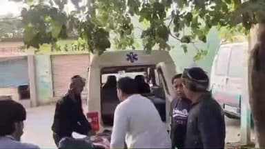 राजाखेड़ा: अनियंत्रित होकर सड़क से नीचे पलटी कार, चालक गंभीर रूप से घायल, हायर सेंटर किया गया रैफर