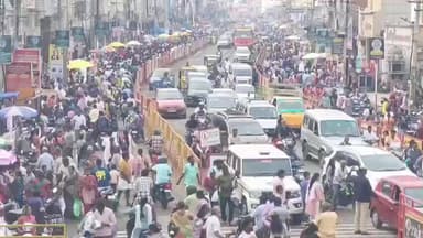 காஞ்சிபுரம்: காந்தி சாலையில் பொங்கல் பண்டிகை ஒட்டி ஏராளமான பொதுமக்கள் புத்தாடை வாங்க குவிந்தனர்